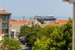Plaza Apartment ,city & sea view next to Old Port